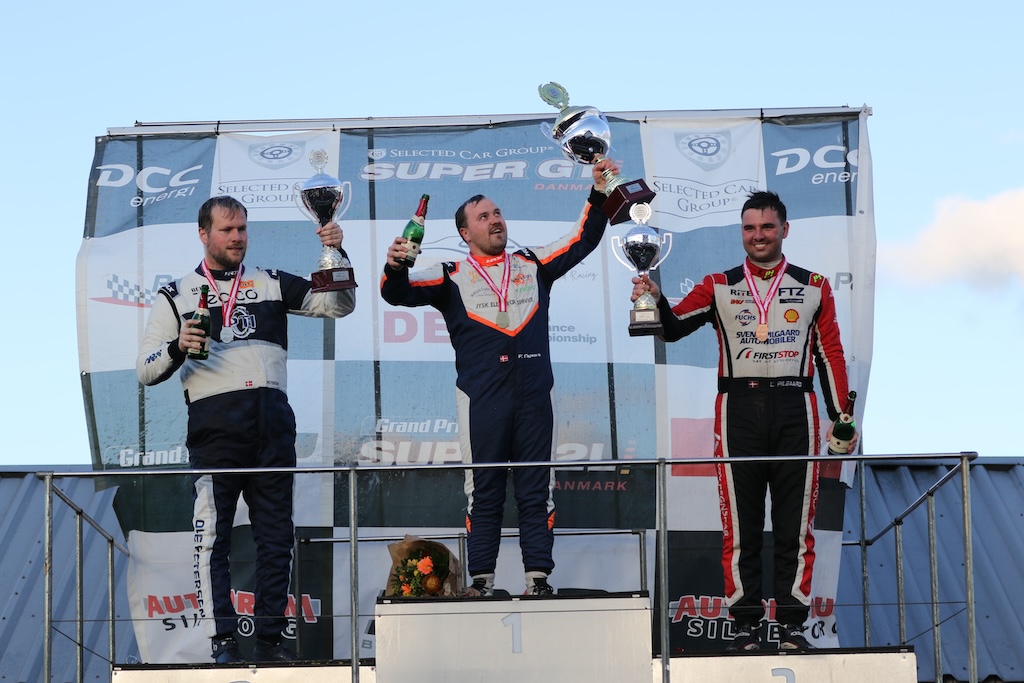 Øverst på podiet 2024 mesterskabsvinder Frederik Nymark, Ole Petersen på andenpladsen og Casper Pilgaard på tredjepladsen.
(Foto: Motorsporten.dk)